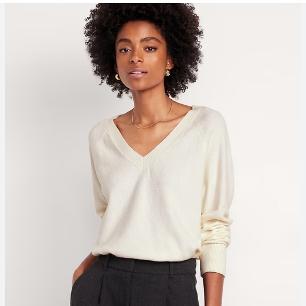 NWT Old Navy SoSoft Loose V-Neck Sweater Creme De La Creme - Picture 2 of 8